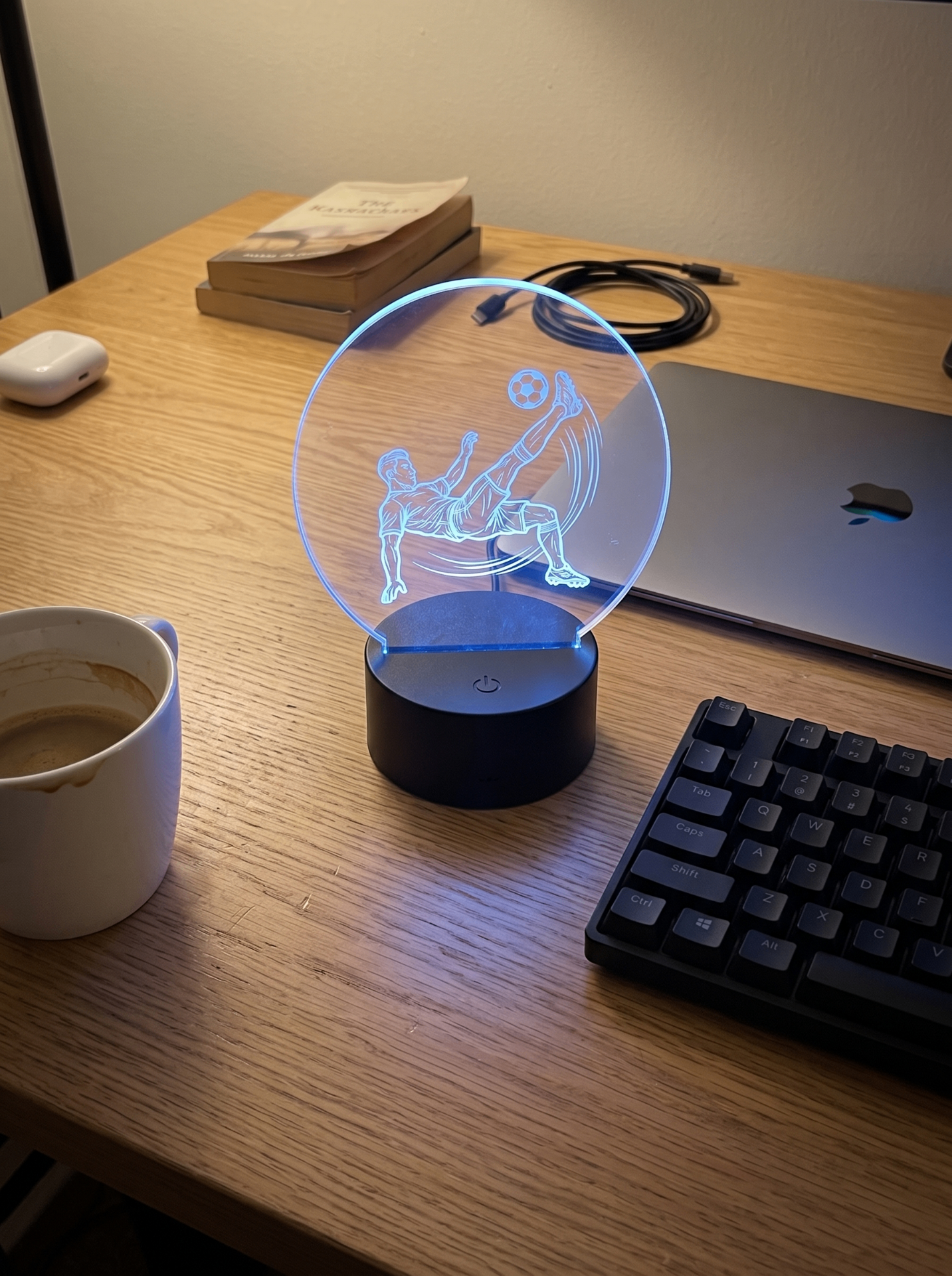 Lampe retournée foot sur un bureau